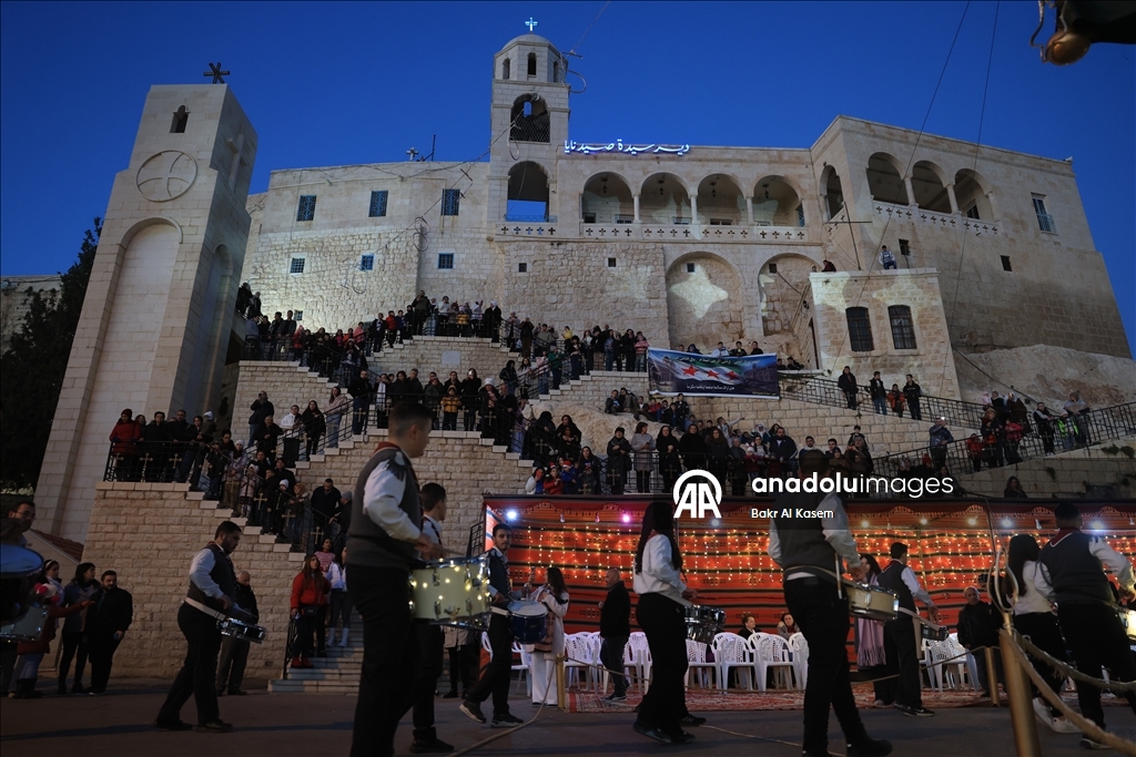 Suriye’de Saydnaya Meryem Ana Manastırı’nda Noel ağacı ışıklandırıldı