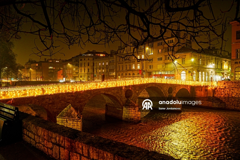 Osvijetljeni sarajevski mostovi daju posebnu draž prazničnoj atmosferi