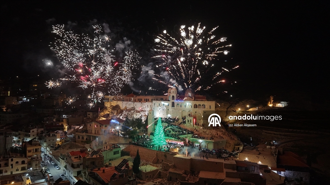 Suriye’de Saydnaya Meryem Ana Manastırı’nda Noel ağacı ışıklandırıldı