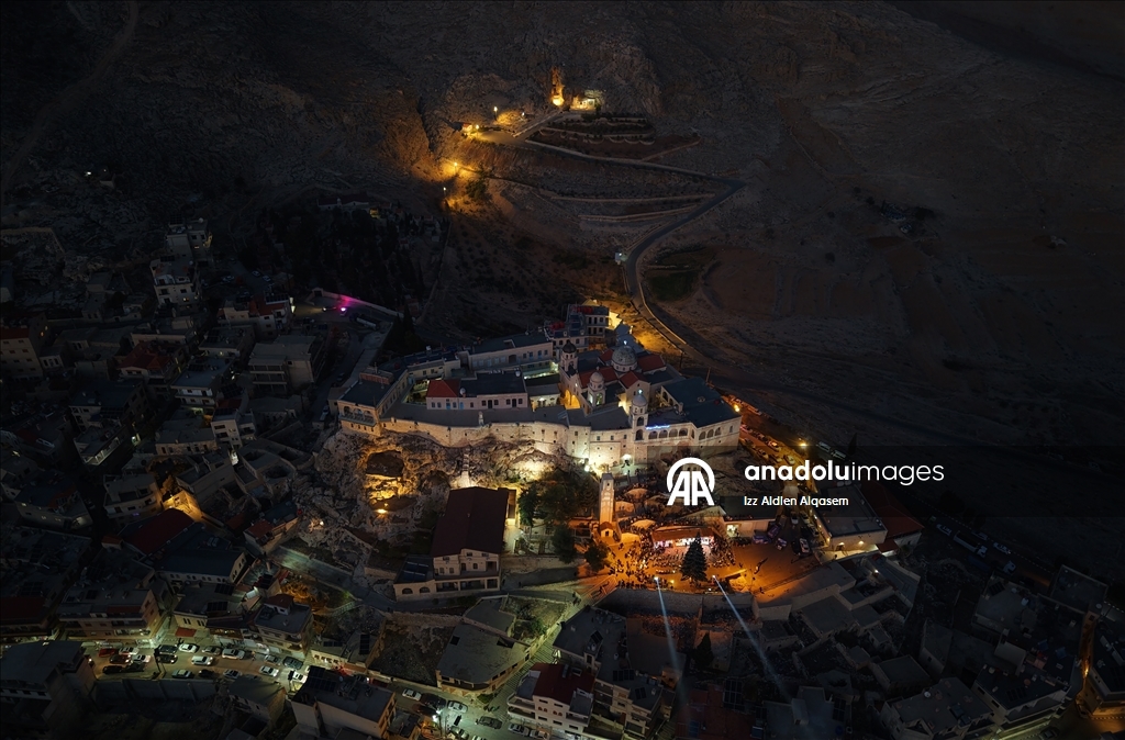 Suriye’de Saydnaya Meryem Ana Manastırı’nda Noel ağacı ışıklandırıldı