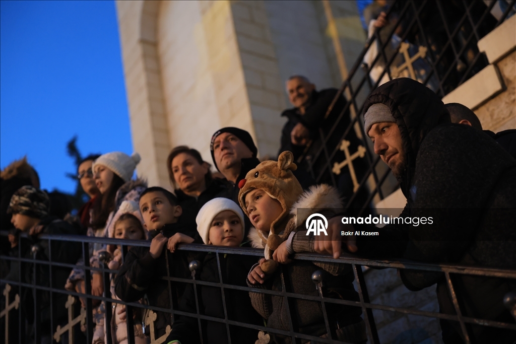 Suriye’de Saydnaya Meryem Ana Manastırı’nda Noel ağacı ışıklandırıldı