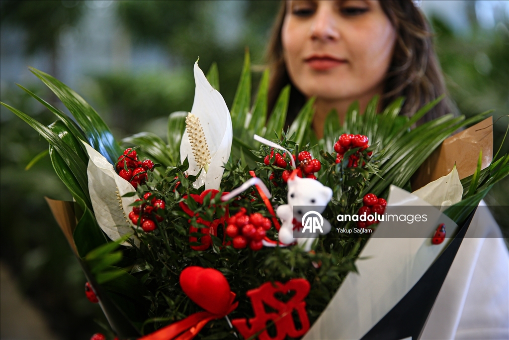 Yılbaşı öncesinde çiçekçilerde hareketlilik yaşanıyor