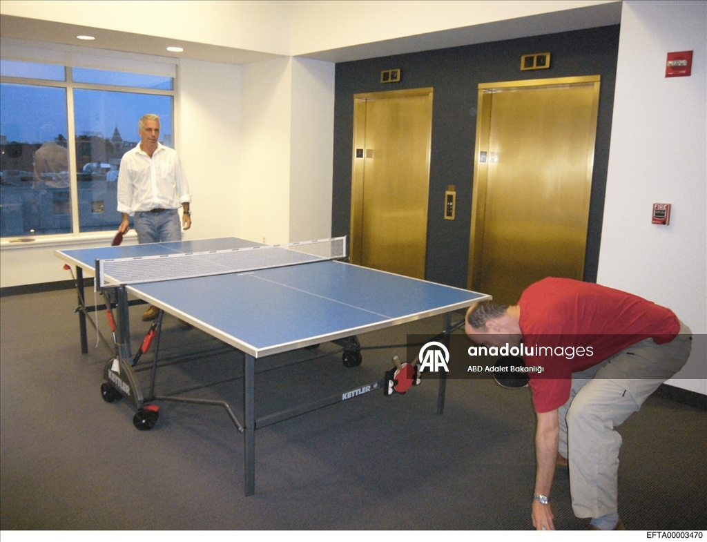 Epstein belgelerinde, Clinton'ın da aralarında bulunduğu pek çok ünlü ismin fotoğrafları ortaya çıktı 