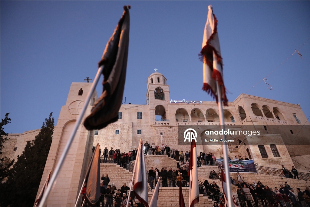 Suriye’de Saydnaya Meryem Ana Manastırı’nda Noel ağacı ışıklandırıldı