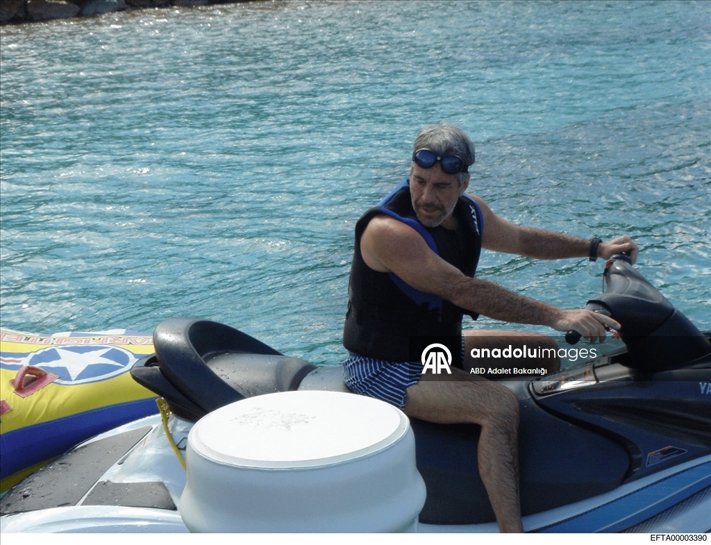 Epstein belgelerinde, Clinton'ın da aralarında bulunduğu pek çok ünlü ismin fotoğrafları ortaya çıktı 