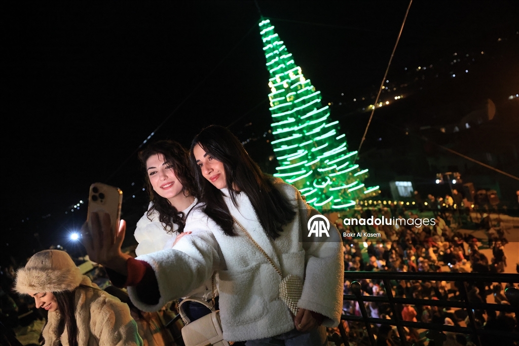 В сирийском монастыре Сайданайя зажгли огни на рождественской елке