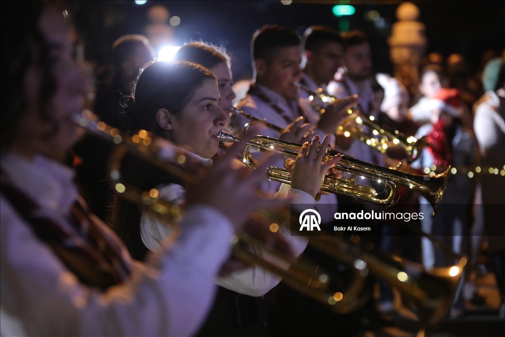 Suriye’de Saydnaya Meryem Ana Manastırı’nda Noel ağacı ışıklandırıldı