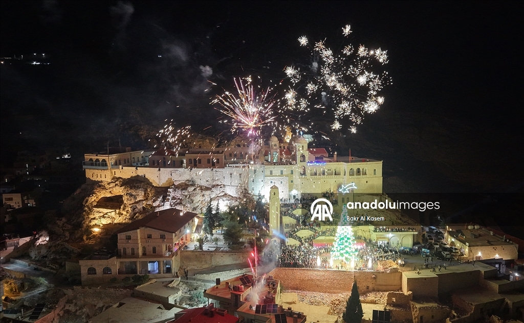 В сирийском монастыре Сайданайя зажгли огни на рождественской елке