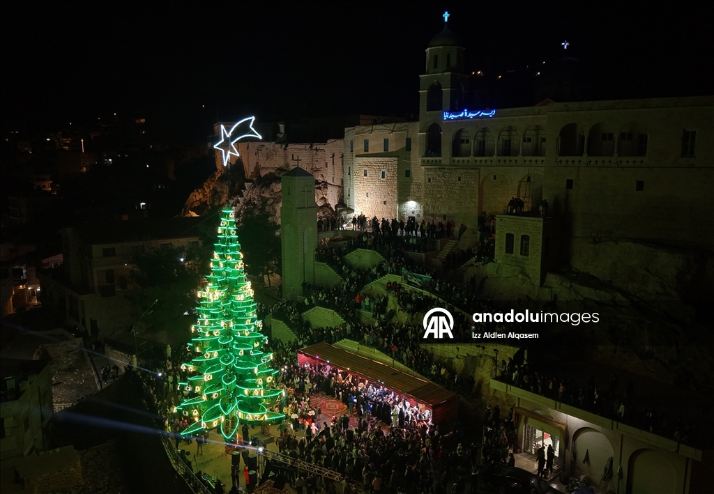 Suriye’de Saydnaya Meryem Ana Manastırı’nda Noel ağacı ışıklandırıldı