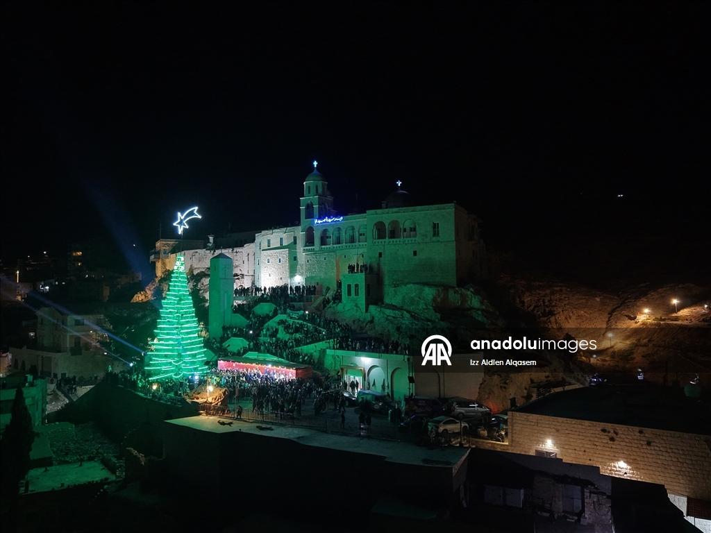 Suriye’de Saydnaya Meryem Ana Manastırı’nda Noel ağacı ışıklandırıldı