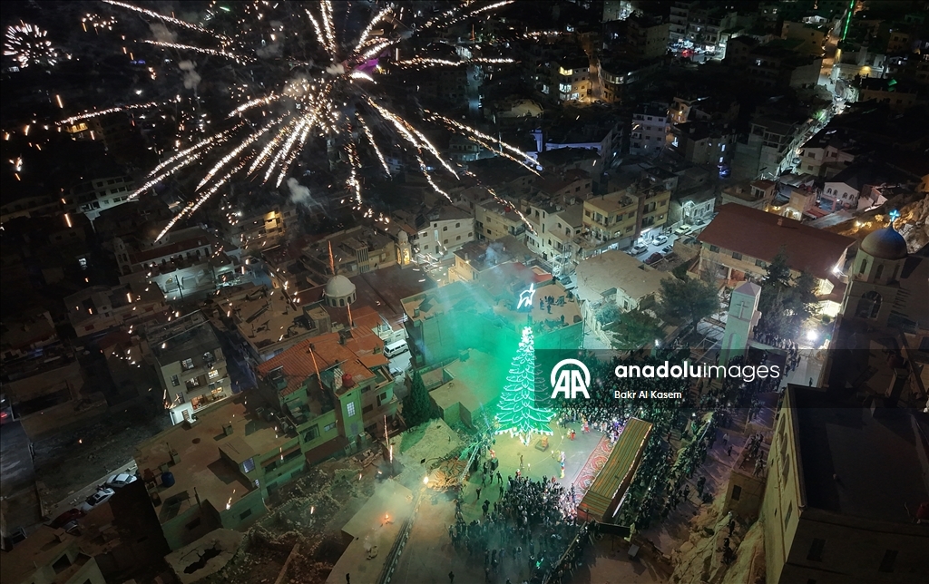 В сирийском монастыре Сайданайя зажгли огни на рождественской елке