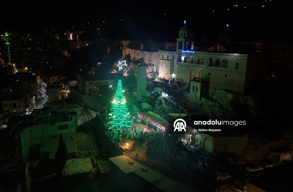 Suriye’de Saydnaya Meryem Ana Manastırı’nda Noel ağacı ışıklandırıldı