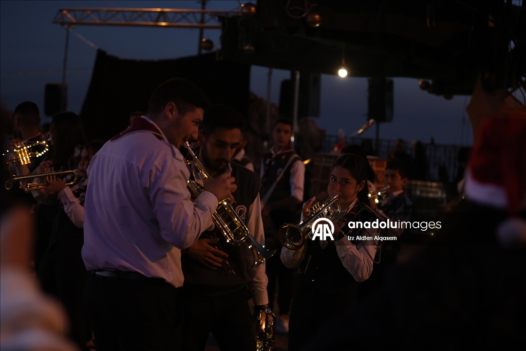 Suriye’de Saydnaya Meryem Ana Manastırı’nda Noel ağacı ışıklandırıldı