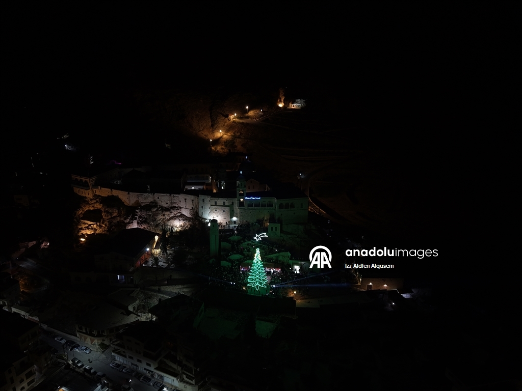 Suriye’de Saydnaya Meryem Ana Manastırı’nda Noel ağacı ışıklandırıldı