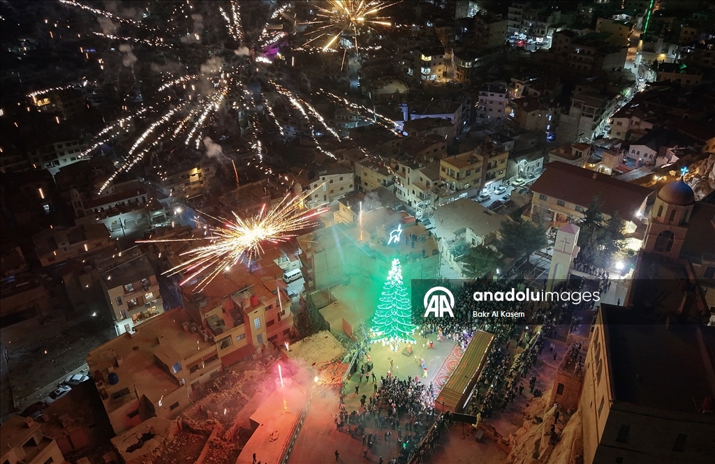 Suriye’de Saydnaya Meryem Ana Manastırı’nda Noel ağacı ışıklandırıldı