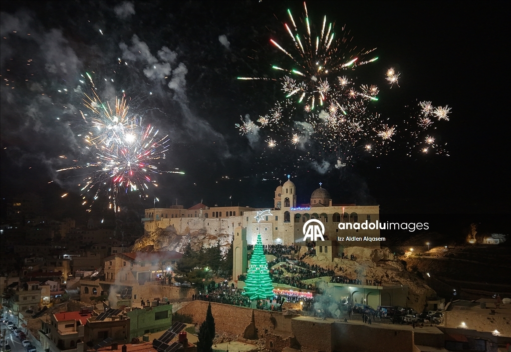 Suriye’de Saydnaya Meryem Ana Manastırı’nda Noel ağacı ışıklandırıldı