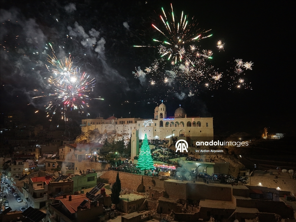 Suriye’de Saydnaya Meryem Ana Manastırı’nda Noel ağacı ışıklandırıldı