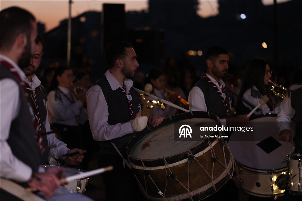 Suriye’de Saydnaya Meryem Ana Manastırı’nda Noel ağacı ışıklandırıldı