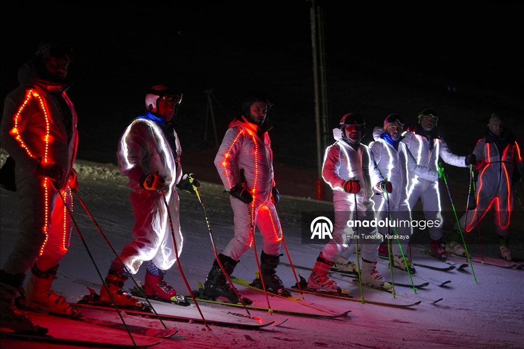 تركيا.. انطلاق موسم التزلج في "بالاندوكان" بأجواء احتفالية