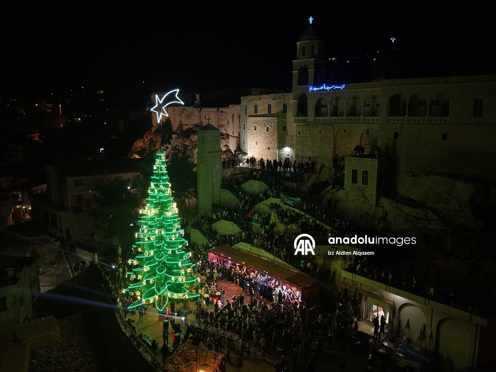 Suriye’de Saydnaya Meryem Ana Manastırı’nda Noel ağacı ışıklandırıldı