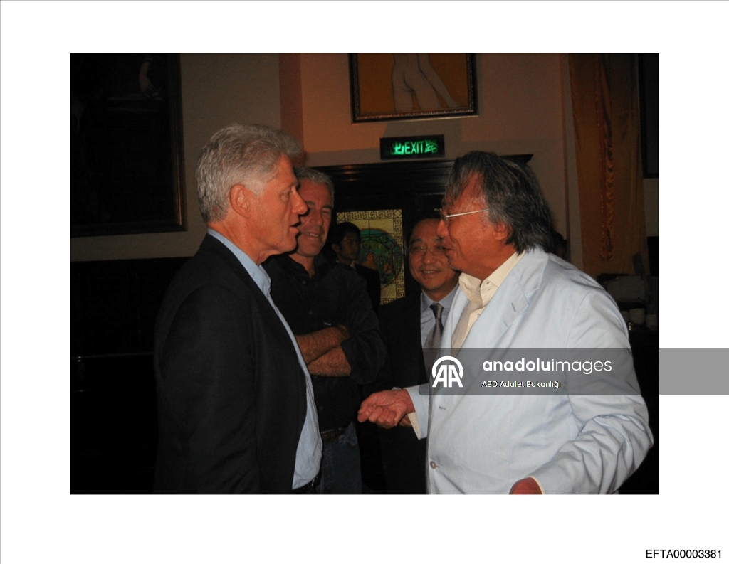 Epstein belgelerinde, Clinton'ın da aralarında bulunduğu pek çok ünlü ismin fotoğrafları ortaya çıktı 