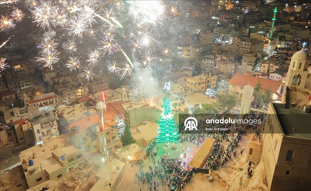 Suriye’de Saydnaya Meryem Ana Manastırı’nda Noel ağacı ışıklandırıldı