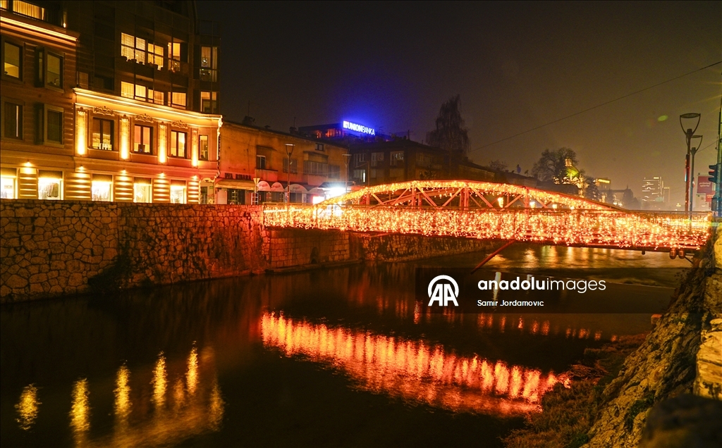 Osvijetljeni sarajevski mostovi daju posebnu draž prazničnoj atmosferi
