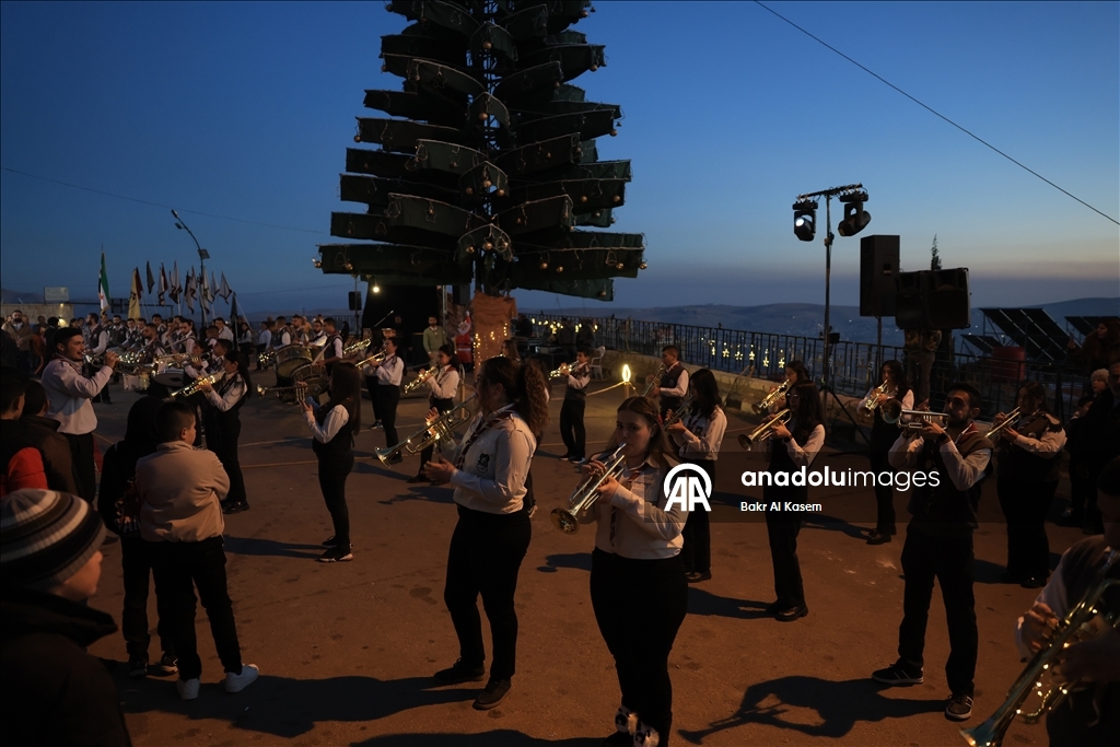 В сирийском монастыре Сайданайя зажгли огни на рождественской елке