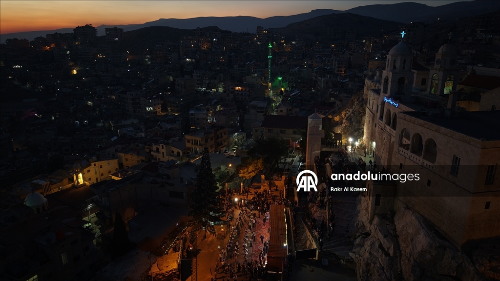 В сирийском монастыре Сайданайя зажгли огни на рождественской елке