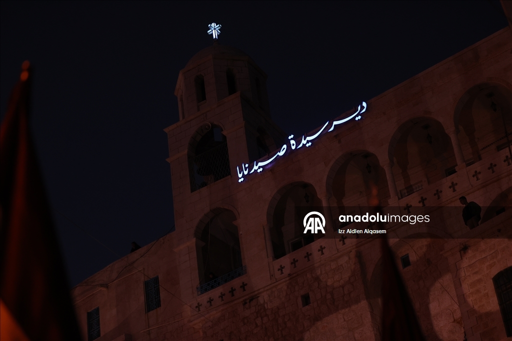 Suriye’de Saydnaya Meryem Ana Manastırı’nda Noel ağacı ışıklandırıldı