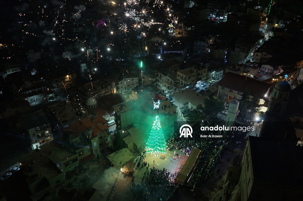 В сирийском монастыре Сайданайя зажгли огни на рождественской елке