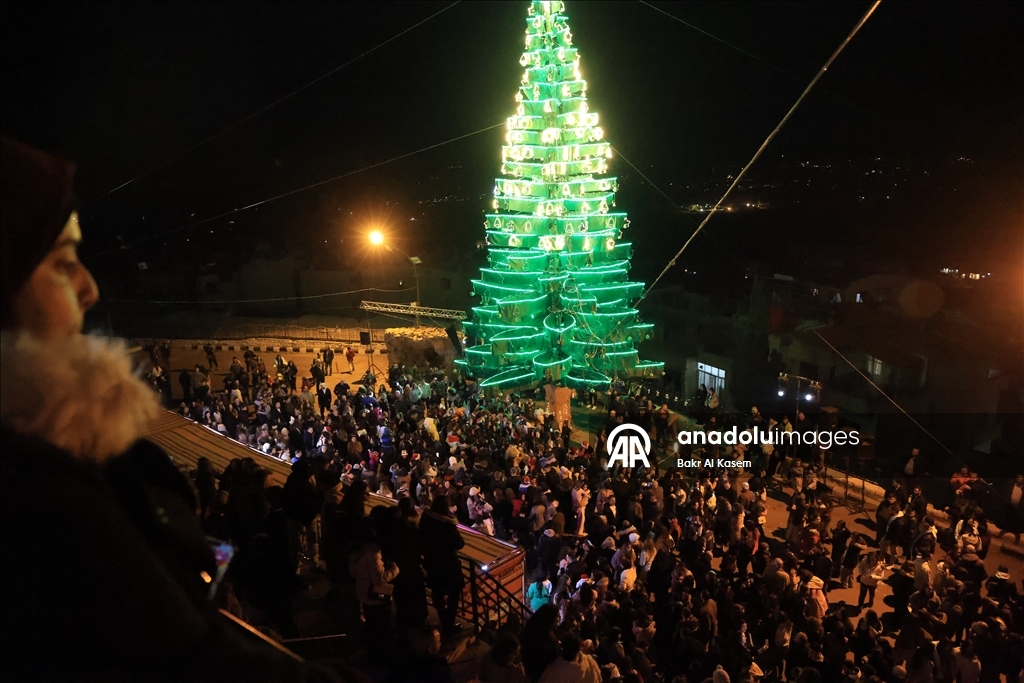 В сирийском монастыре Сайданайя зажгли огни на рождественской елке