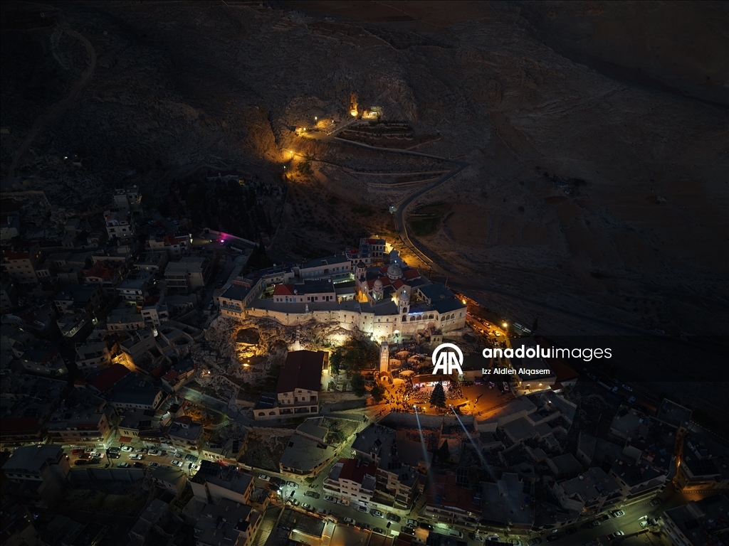 Suriye’de Saydnaya Meryem Ana Manastırı’nda Noel ağacı ışıklandırıldı