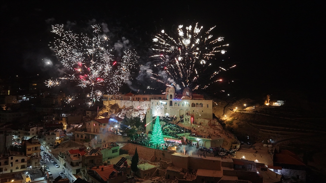 Suriye’de Saydnaya Meryem Ana Manastırı’nda Noel ağacı ışıklandırıldı