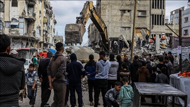 İsrail saldırılarında yıkılan evlerin enkazları arasında Filistinlilerin cenazeleri aranmaya devam ediyor