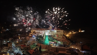 Suriye’de Saydnaya Meryem Ana Manastırı’nda Noel ağacı ışıklandırıldı