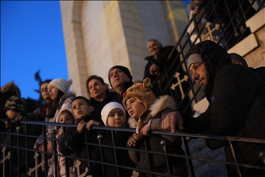 В сирийском монастыре Сайданайя зажгли огни на рождественской елке