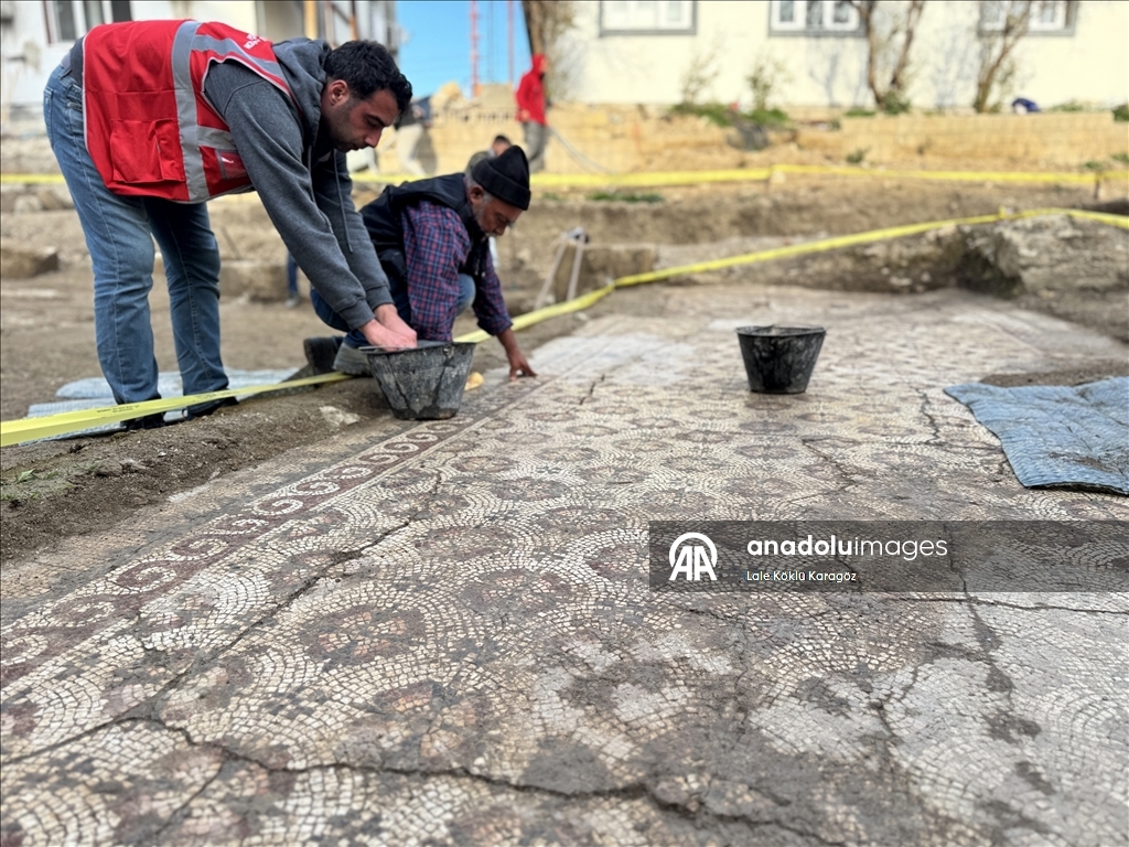 تركيا تستكمل استخراج فسيفساء تحمل نقوشا يونانية
