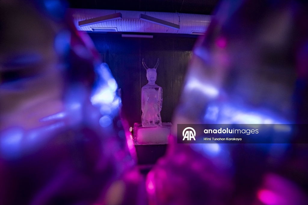 Türk kültüründe öne çıkan karakter ve malzemeleri buza işlediler