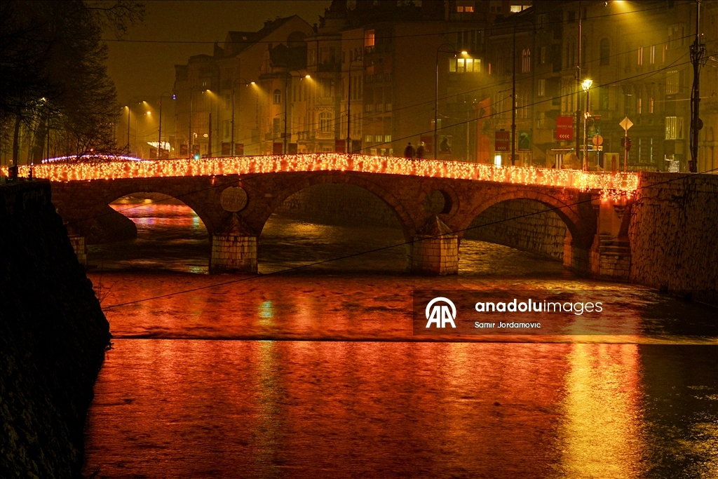 Мосты в Сараево осветили новогодней иллюминацией