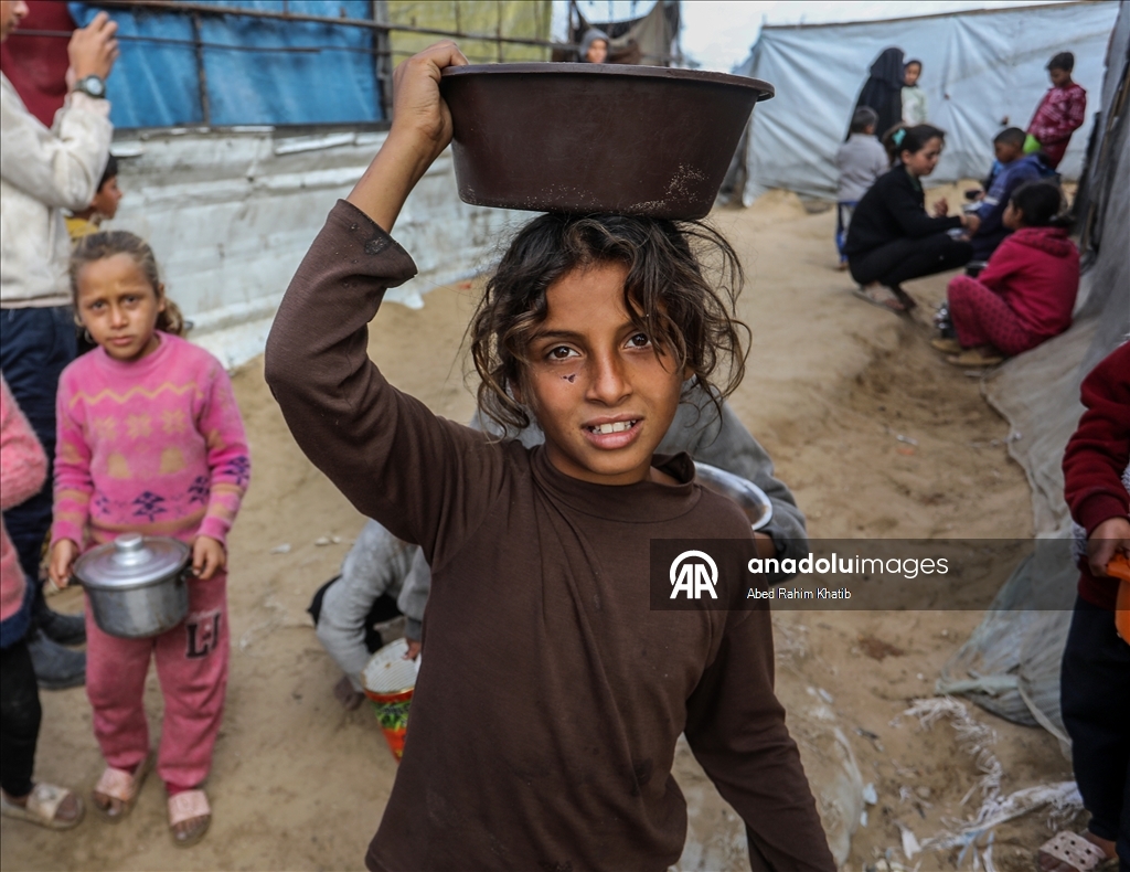 Gazze'nin Han Yunus kentindeki Filistinlilere yemek dağıtımı yapıldı