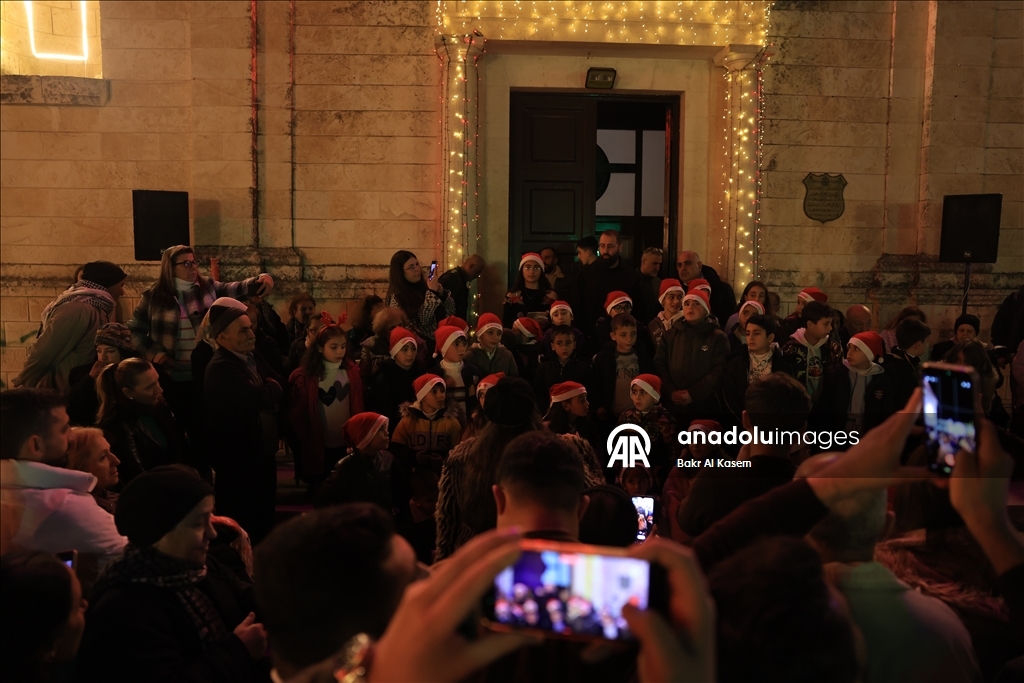 بعد انقطاع 14 عاما.. إضاءة شجرة الميلاد في قرية بإدلب السورية