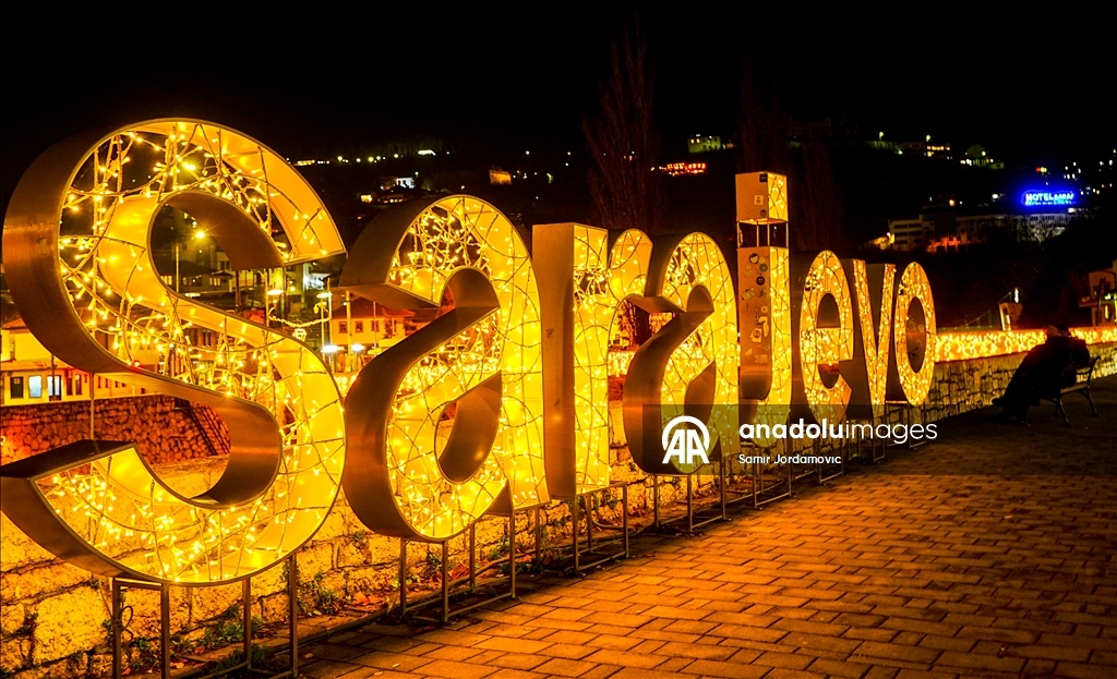 Мосты в Сараево осветили новогодней иллюминацией