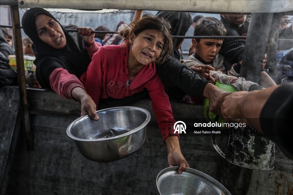 Gazze'nin Han Yunus kentindeki Filistinlilere yemek dağıtımı yapıldı