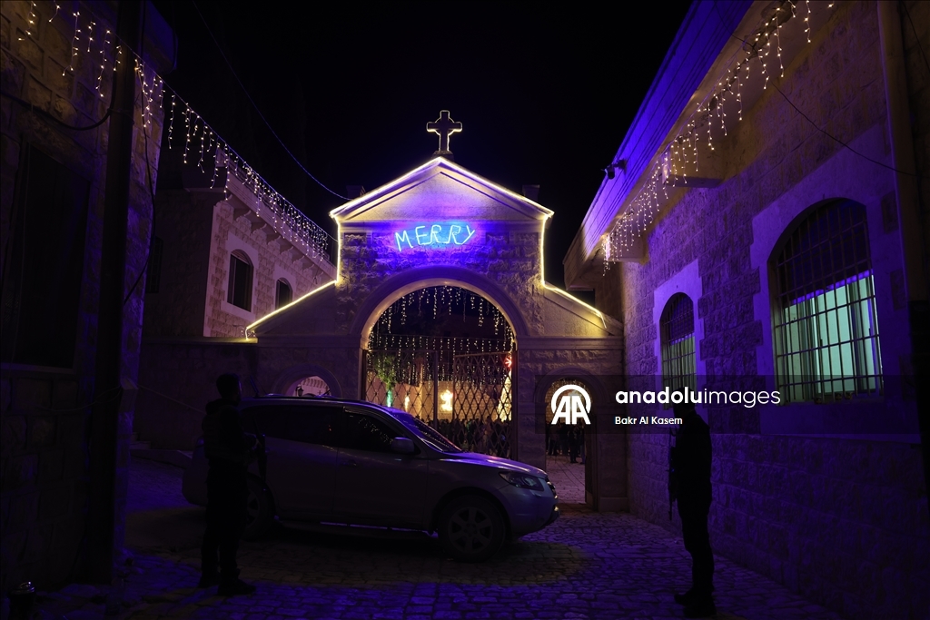 بعد انقطاع 14 عاما.. إضاءة شجرة الميلاد في قرية بإدلب السورية
