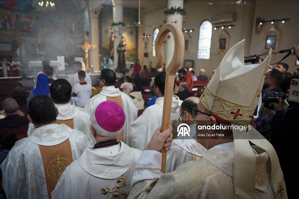 بطريرك اللاتين في القدس يترأس قداس عيد الميلاد في كنيسة بغزة