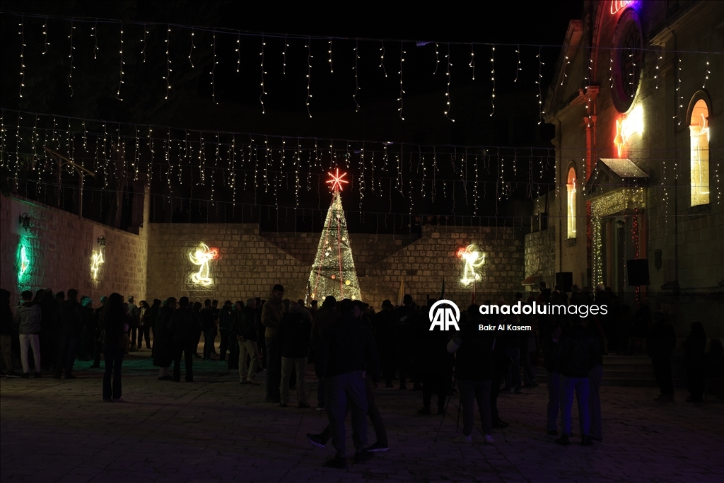 بعد انقطاع 14 عاما.. إضاءة شجرة الميلاد في قرية بإدلب السورية