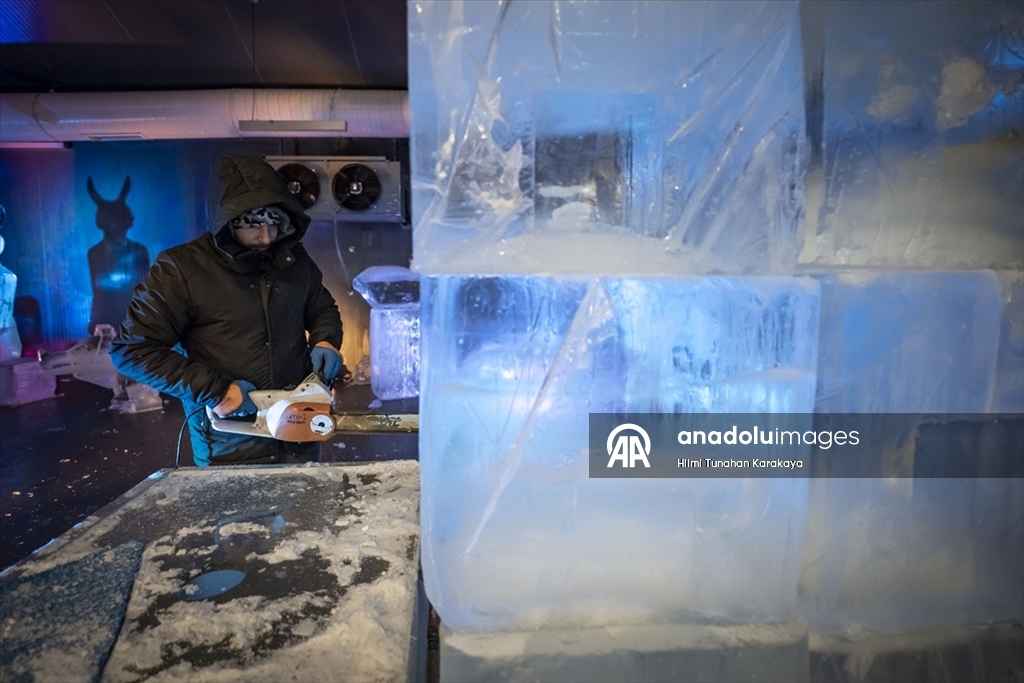 Türk kültüründe öne çıkan karakter ve malzemeleri buza işlediler