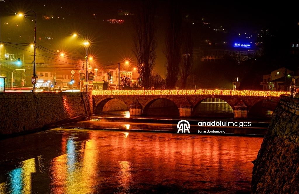Мосты в Сараево осветили новогодней иллюминацией