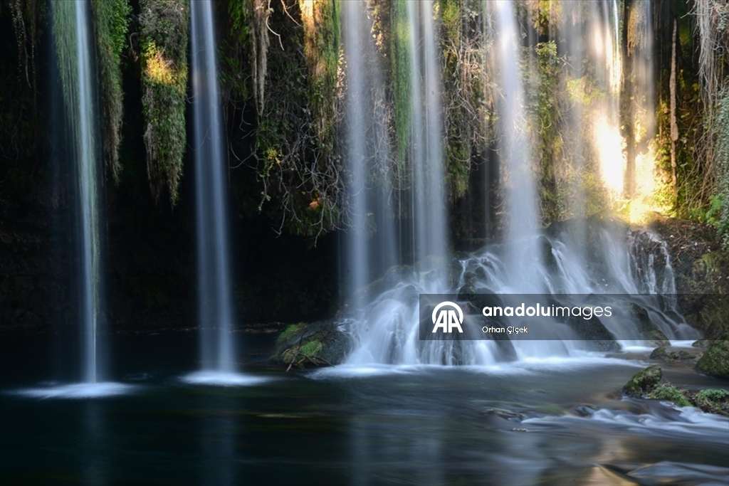 Düden Şelalesi dört mevsim ziyaretçi ağırlıyor